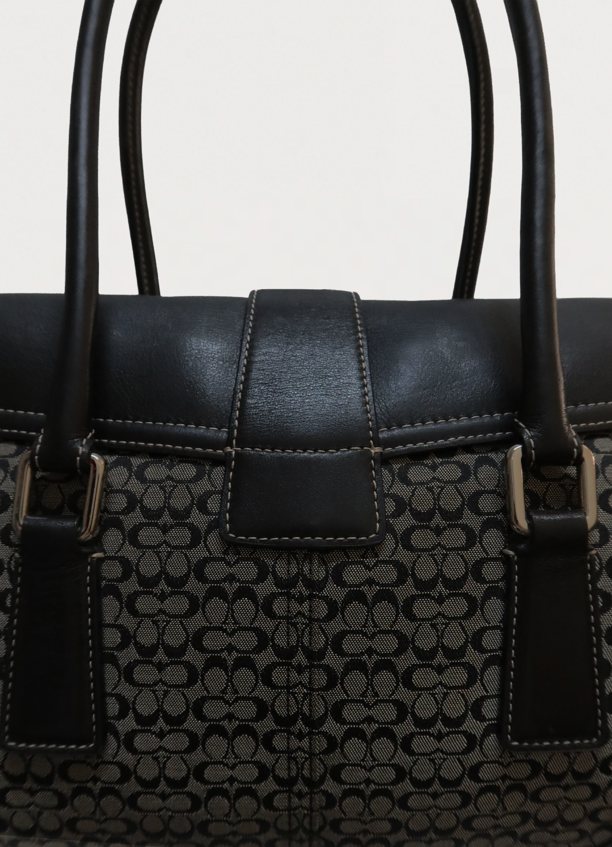 SIGNATURE SOHO FLAP SHOULDER BAG