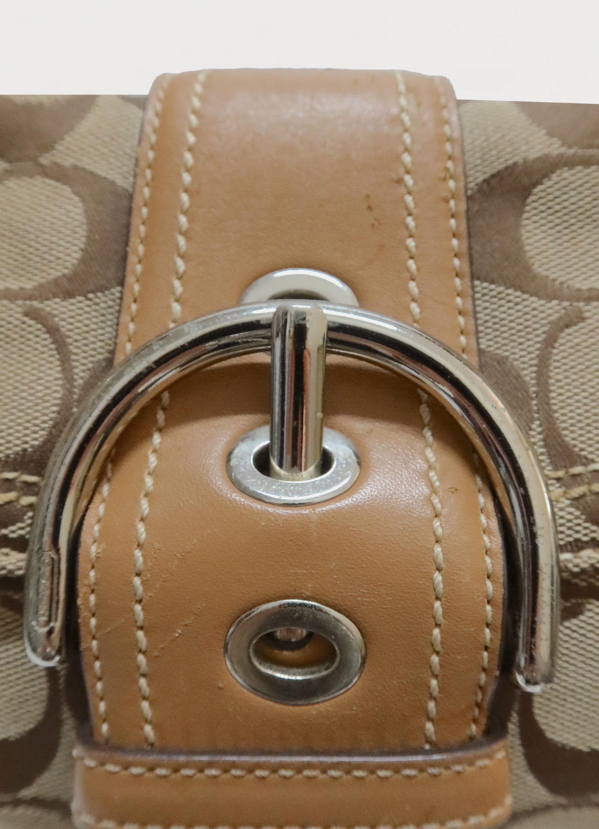 SIGNATURE SOHO BUCKLE FLAP SHOULDER BAG