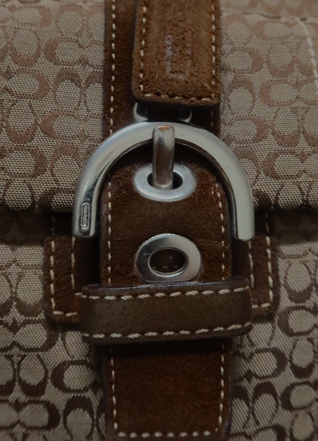 SIGNATURE SOHO BUCKLE HANDBAG