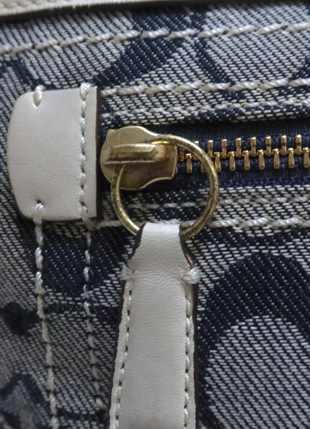 SIGNATURE EAST-WEST CONVERTIBLE SHOULDER BAG