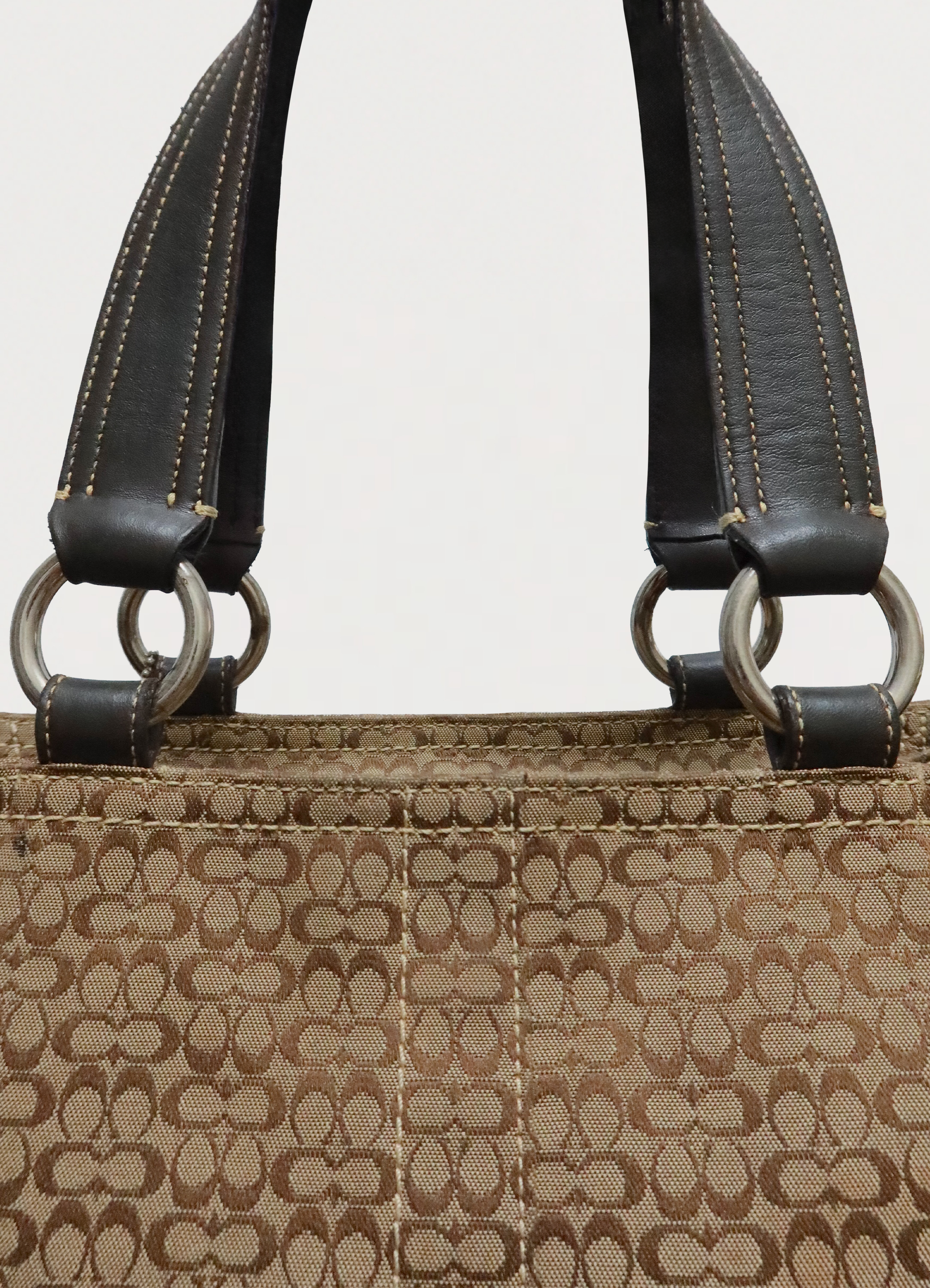SIGNATURE SOHO BUCKLE HANDBAG