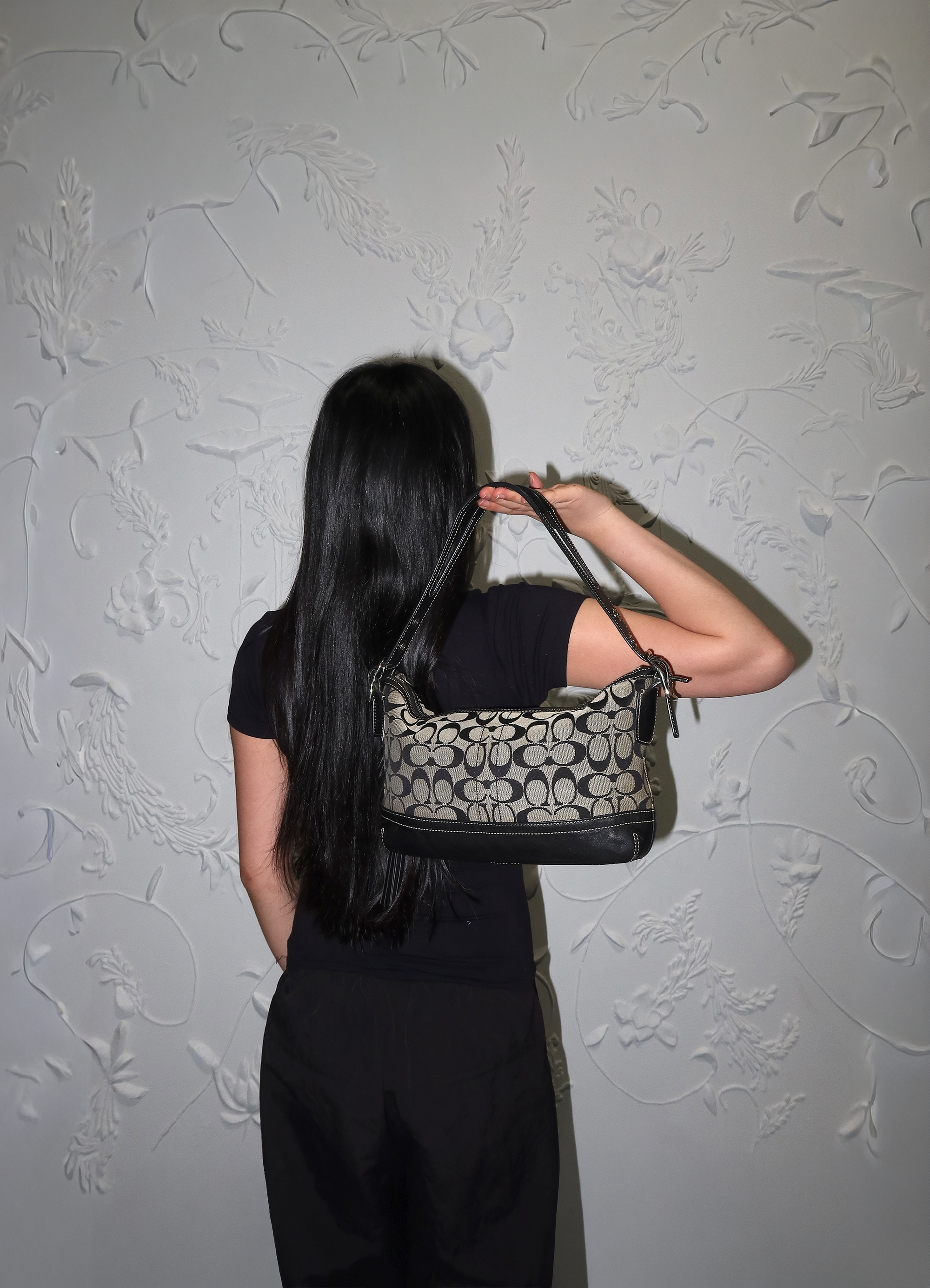 SIGNATURE SHOULDER BAG