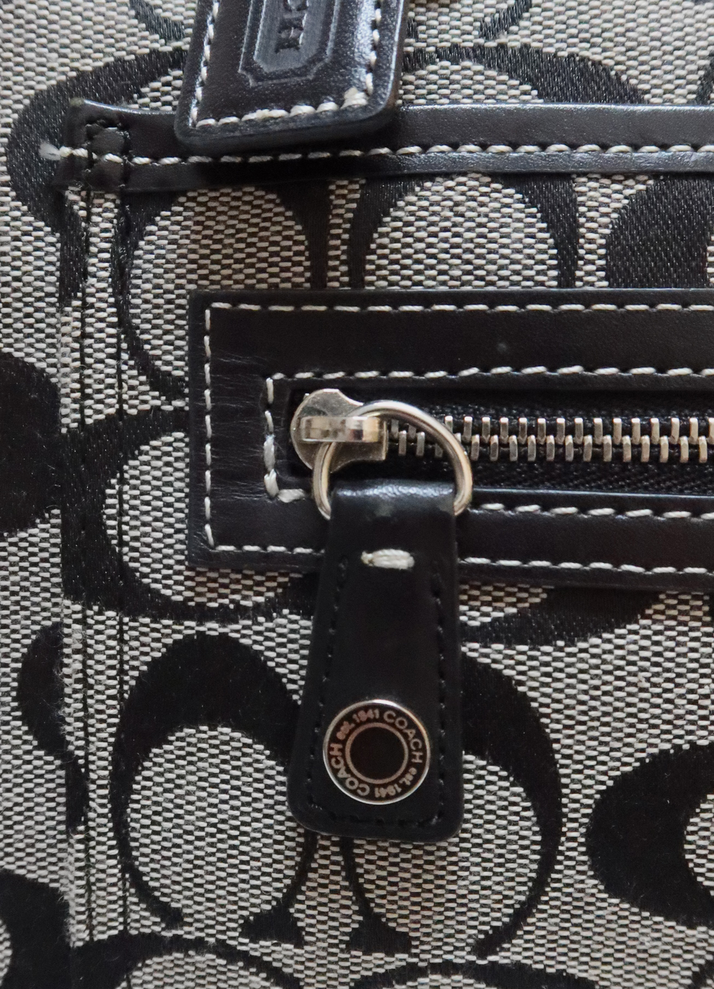 SIGNATURE ZIP TOTE BAG