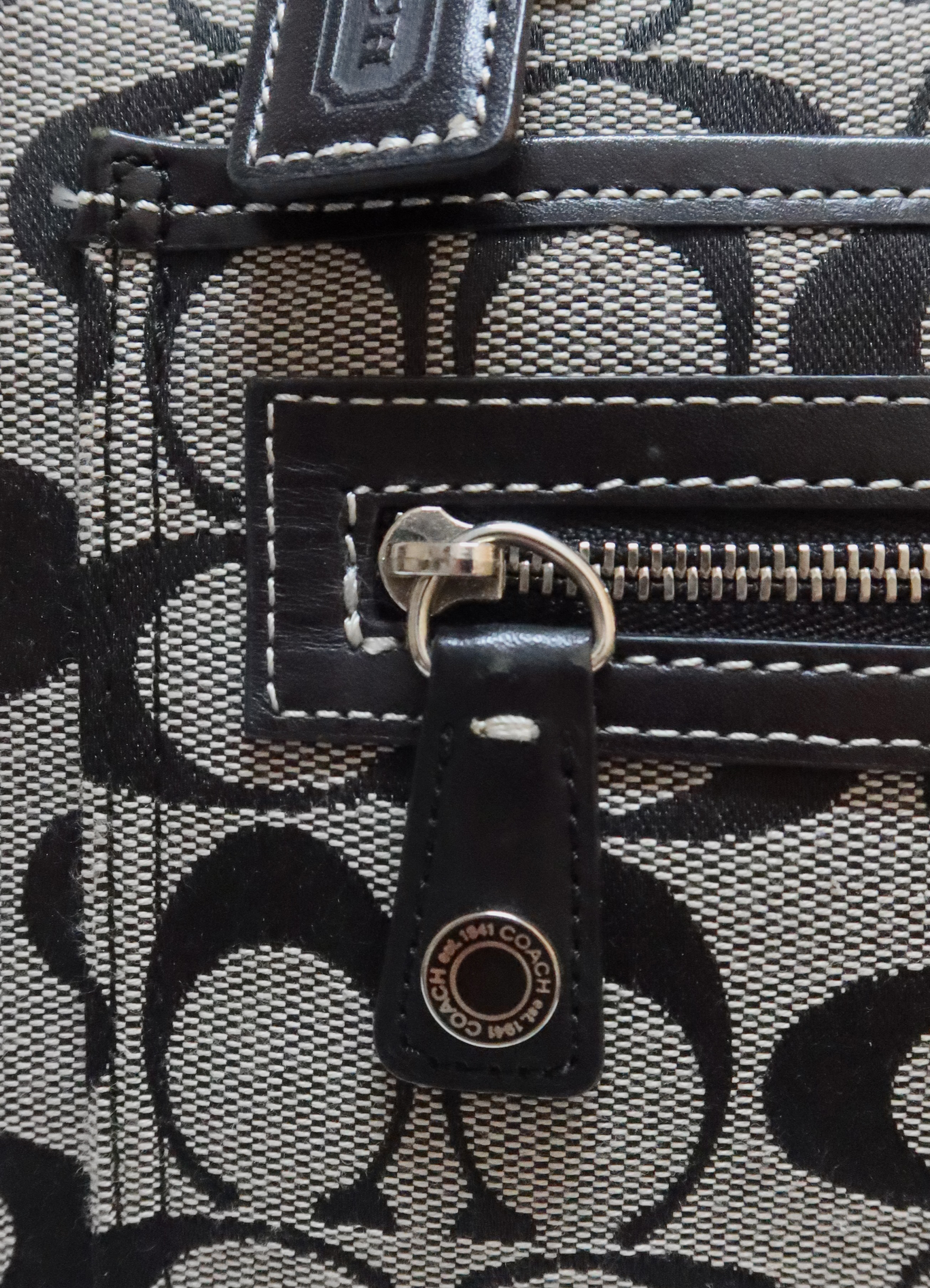 SIGNATURE ZIP TOTE BAG