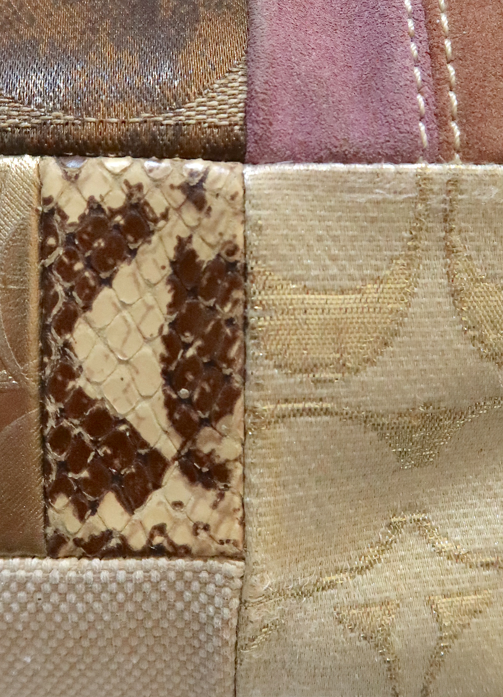 SIGNATURE PATCHWORK POCHETTE BAG