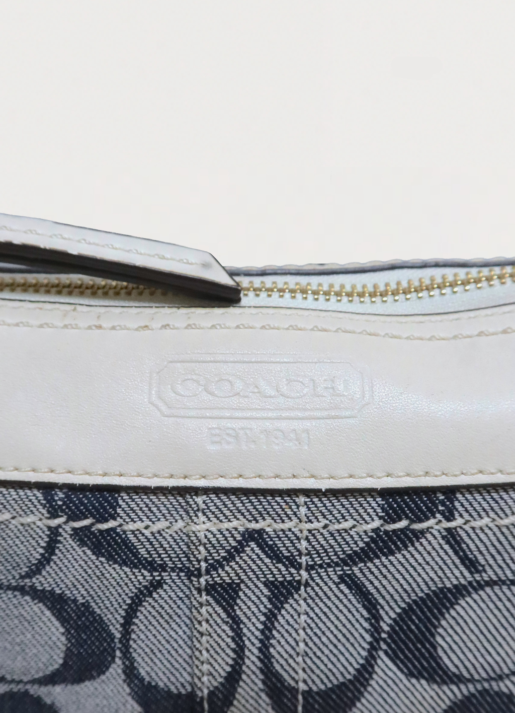 SIGNATURE EAST-WEST CONVERTIBLE SHOULDER BAG
