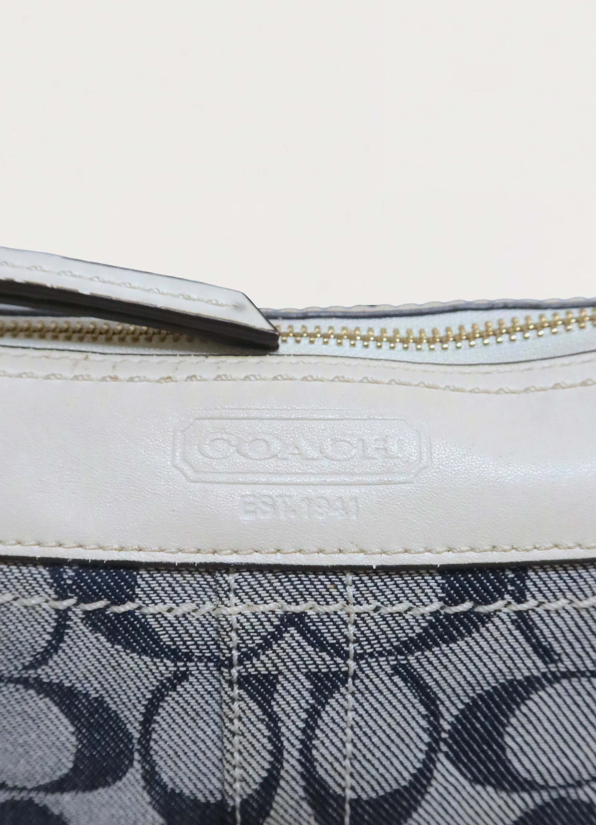 SIGNATURE EAST-WEST CONVERTIBLE SHOULDER BAG