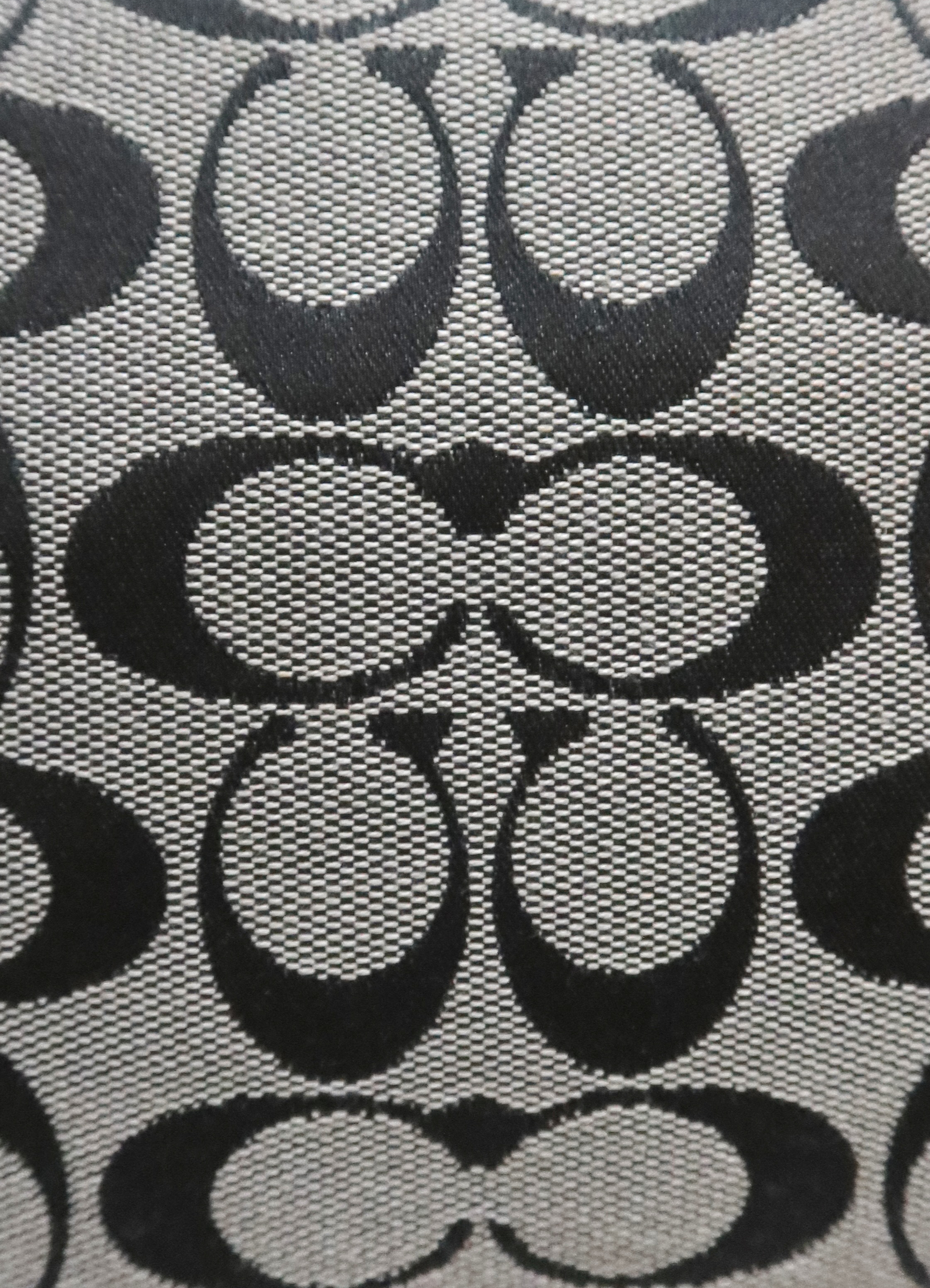 SIGNATURE ZIP TOTE BAG