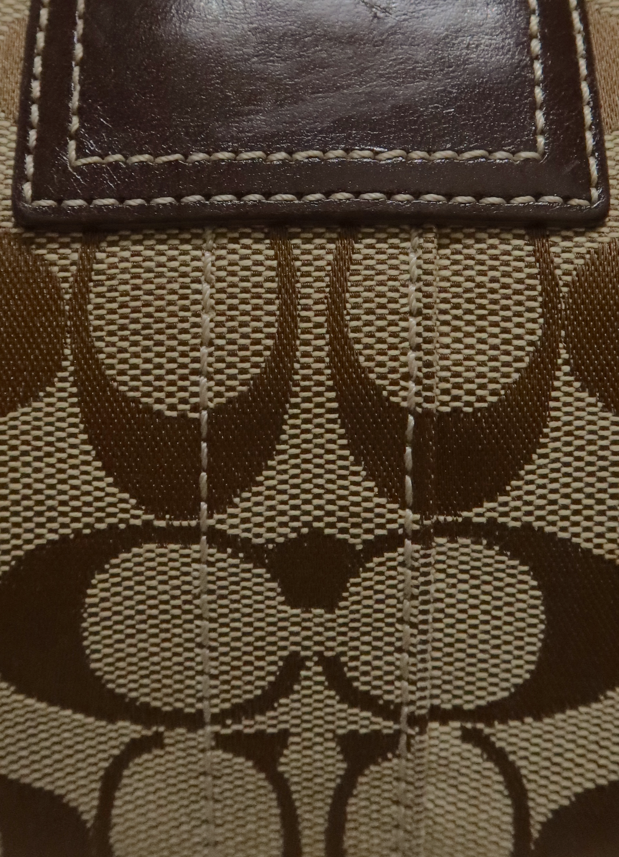 SOHO SIGNATURE BUCKLE SHOULDER BAG