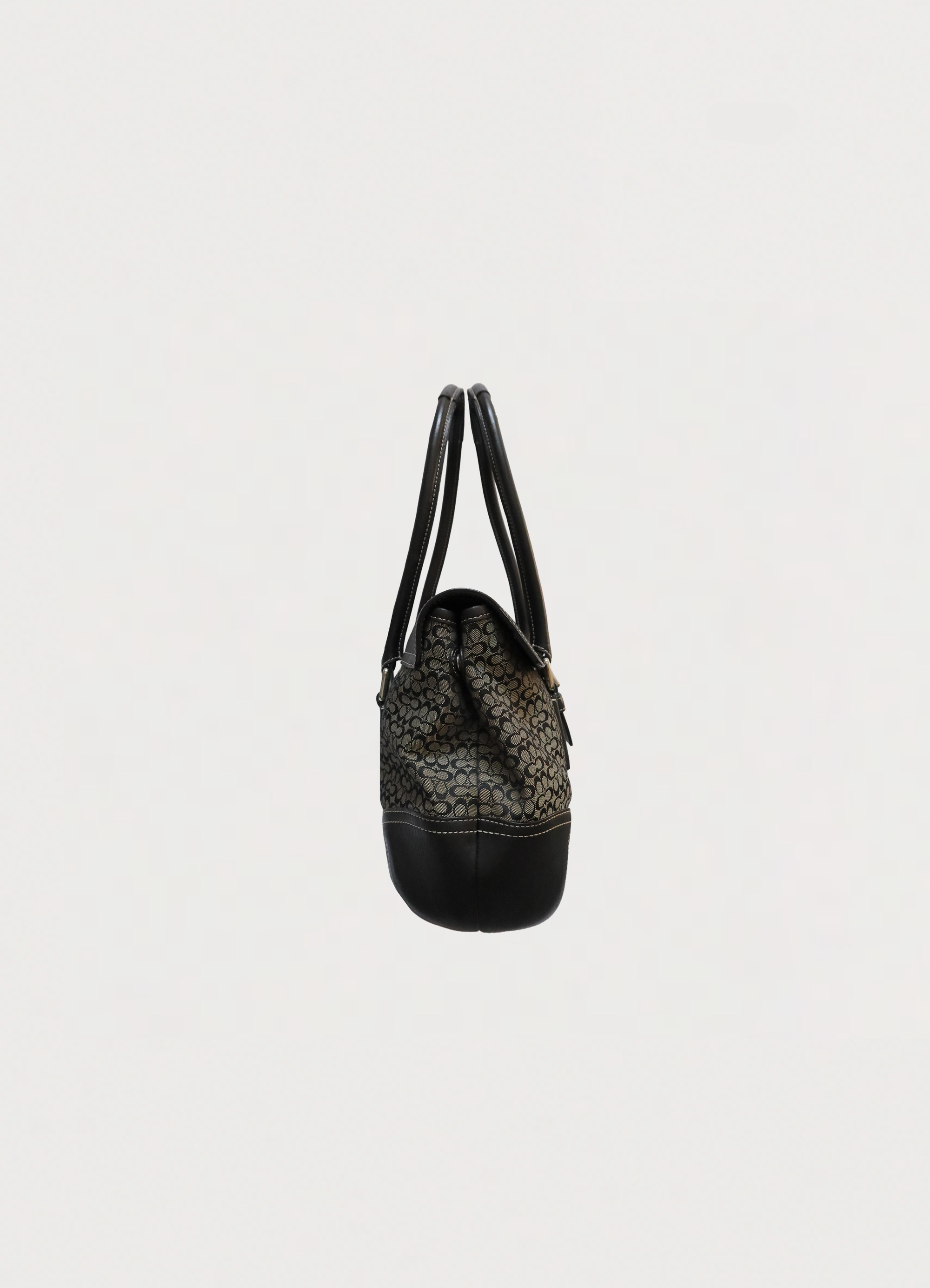 SIGNATURE SOHO FLAP SHOULDER BAG