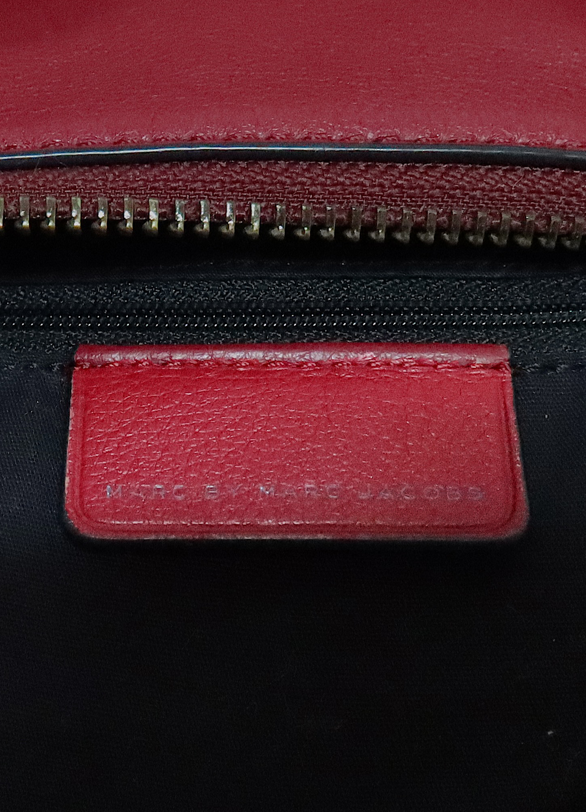 Interior leather Marc by Marc Jacobs logo patch in red