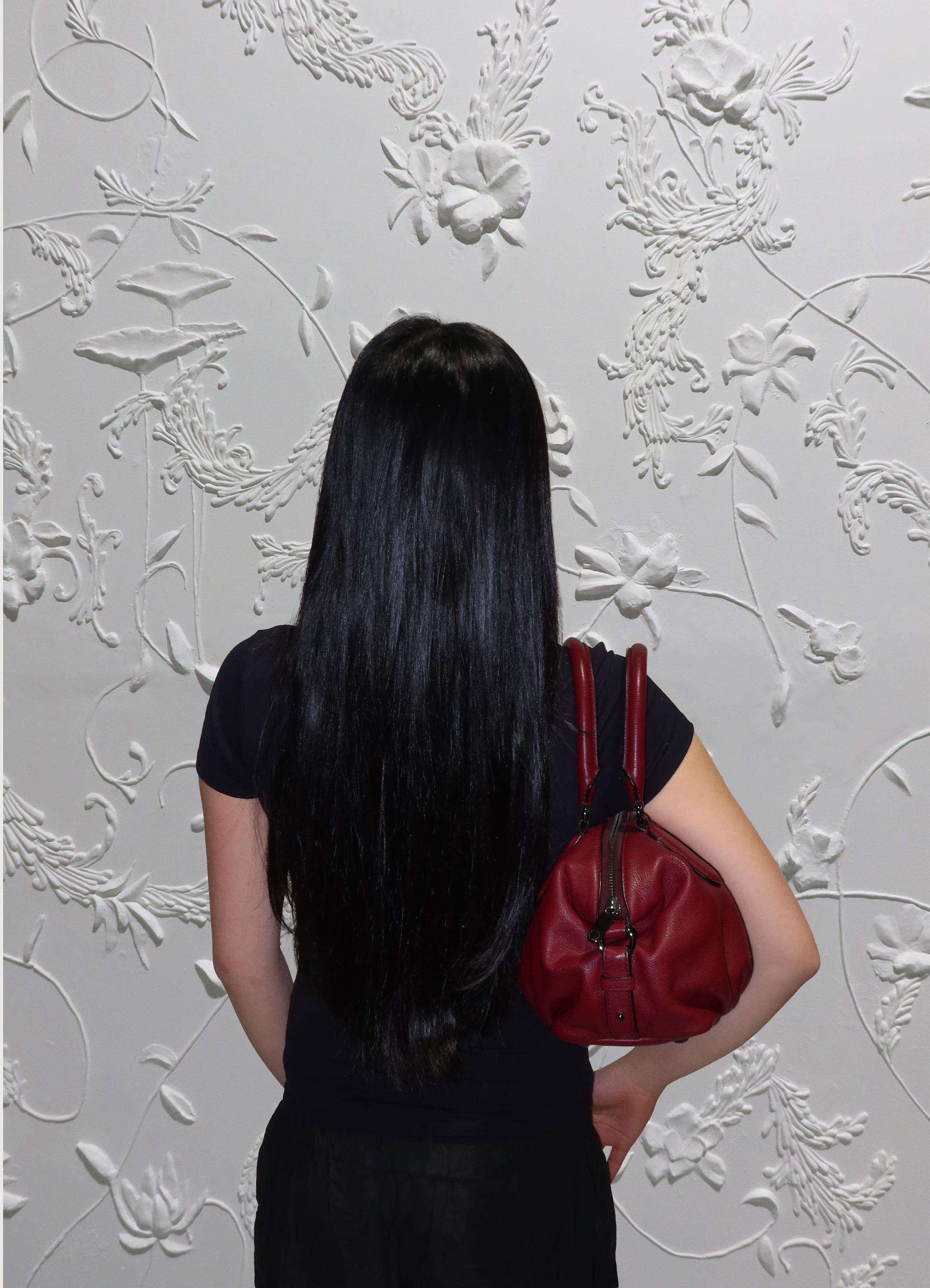 Marc Jacobs Legend satchel worn over the shoulder by model
